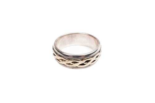 A Celtic design ring in 9 carat yellow gold and sterling silver