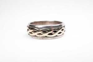 A Celtic design ring in 9 carat yellow gold and sterling silver - 2