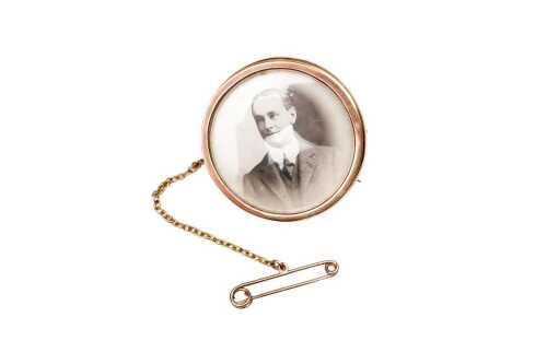An antique 9 carat gold lined photo brooch