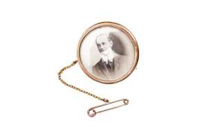 An antique 9 carat gold lined photo brooch