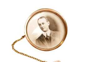 An antique 9 carat gold lined photo brooch - 2