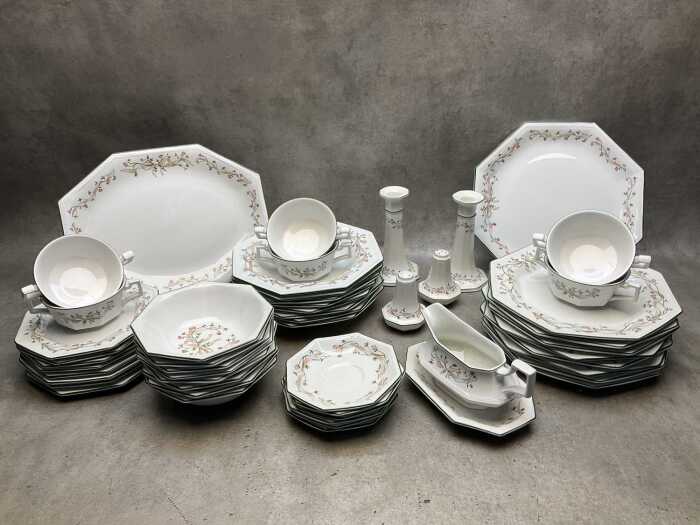 Johnson Brothers 'Eternal Beau' ceramic dinner setting for eight