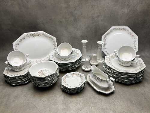 Johnson Brothers 'Eternal Beau' ceramic dinner setting for eight