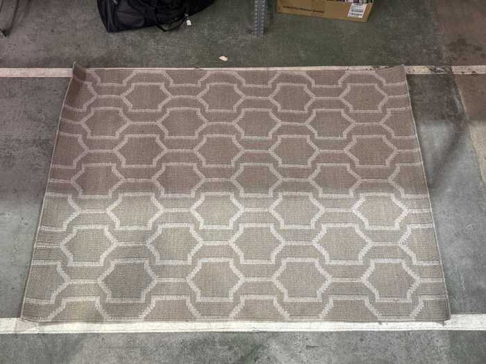 Geometric patterned floor rug