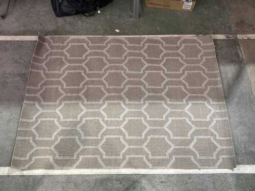 Geometric patterned floor rug