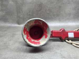 Hand-operated red mechanical siren - 3