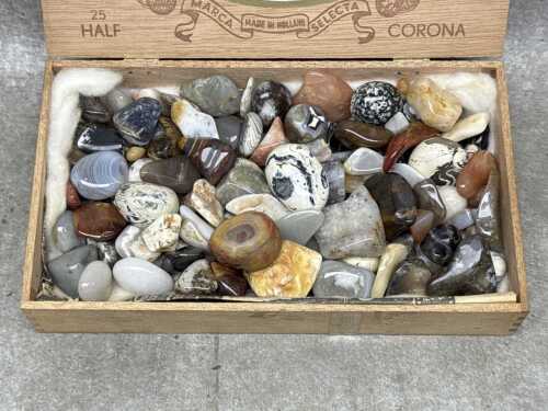 Tumbled and polished agates, including multicoloured banded patterns