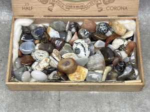 Tumbled and polished agates, including multicoloured banded patterns