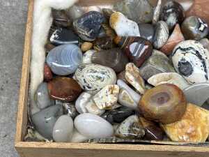 Tumbled and polished agates, including multicoloured banded patterns - 2