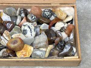 Tumbled and polished agates, including multicoloured banded patterns - 3
