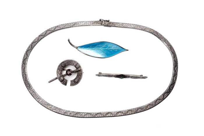 A collection of jewellery in sterling silver