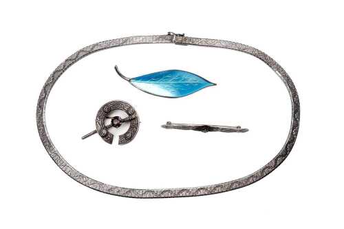 A collection of jewellery in sterling silver