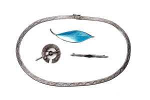 A collection of jewellery in sterling silver