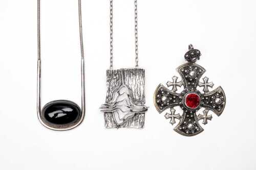 A collection of jewellery in silver