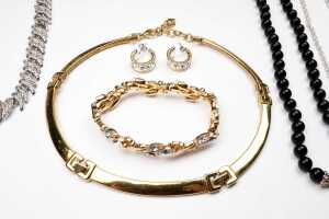 A collection of costume jewellery - 2