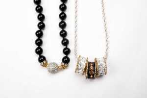 A collection of costume jewellery - 3