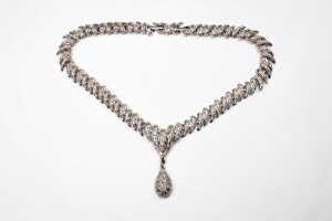 A collection of costume jewellery - 4