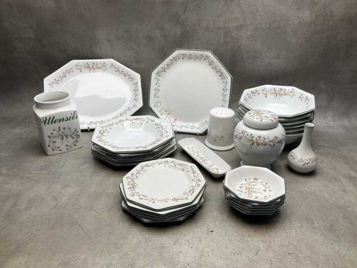 Johnson Brothers 'Eternal Beau' mostly ceramic part dinner setting and accessories