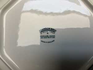 Johnson Brothers 'Eternal Beau' mostly ceramic part dinner setting and accessories - 4