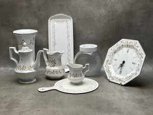 Johnson Brothers 'Eternal Beau' mostly ceramic part dinner setting and accessories - 2