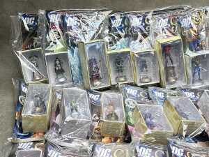 33 x DC Chess Collection Eaglemoss figurine and magazine - 2