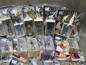 33 x DC Chess Collection Eaglemoss figurine and magazine - 3