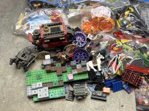 Assorted loose LEGO blocks, including some sets - 4