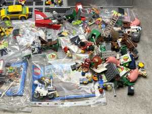 Assorted loose LEGO blocks including some sets - 5
