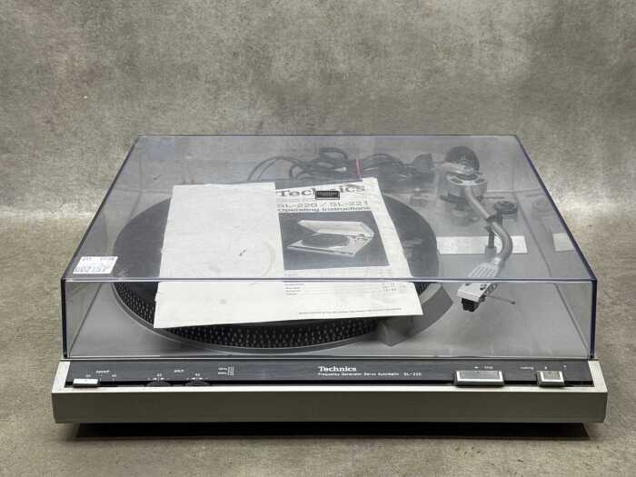 Technics automatic turntable model SL-220