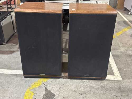 Pair of Realistic Optimus 504 bookshelf speakers
