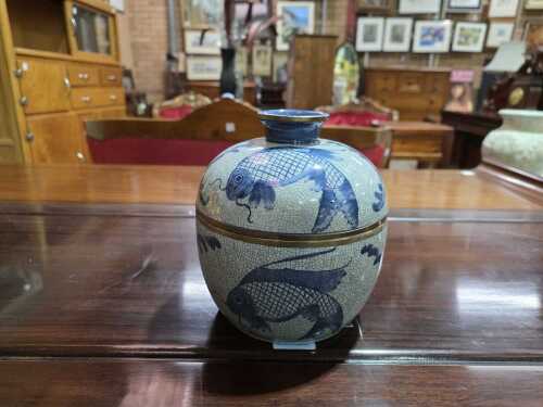 Chinese blue and white crackled glaze lidded pot with fish decor