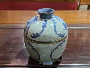 Chinese blue and white crackled glaze lidded pot with fish decor - 2