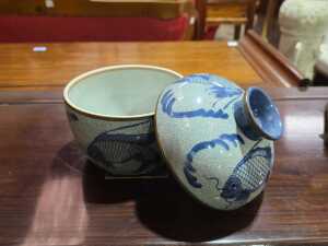 Chinese blue and white crackled glaze lidded pot with fish decor - 3