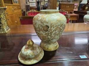Three ceramic pieces with gilt designs - 8