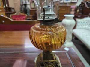 Antique kerosine lamp with amber glass bowl. - 3