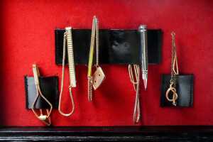 A collection of men's accessories and a ladies' watch and brooch. - 5