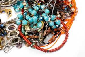 A collection of costume jewellery - 2