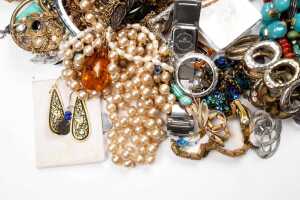 A collection of costume jewellery - 3