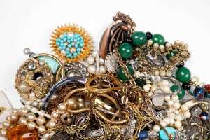 A collection of costume jewellery - 4