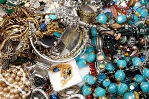 A collection of costume jewellery - 5
