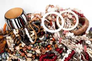 A large collection of costume jewellery - 4