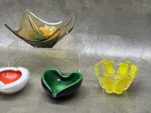 Five mid-century glass bowls & ashtrays, mostly Italian - 4