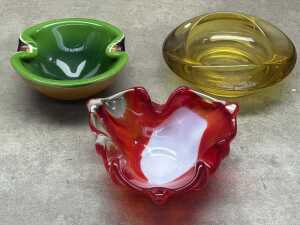Five mid-century glass bowls & ashtrays, mostly Italian - 3