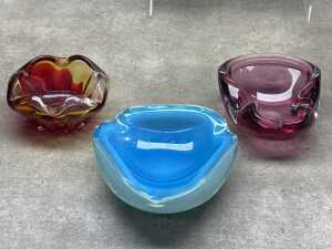 Five mid-century glass bowls & ashtrays, mostly Italian - 3