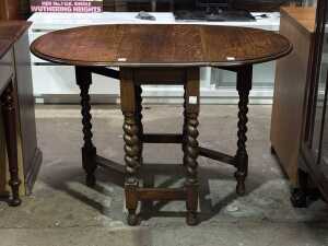 Oak drop-leaf gateleg table