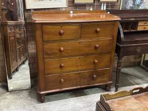 Pine chest of drawers