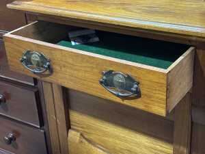 Arts and Crafts style oak buffet - 2
