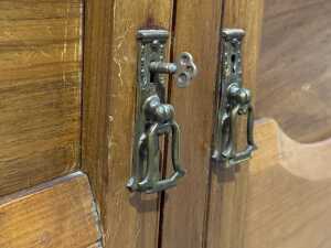 Arts and Crafts style oak buffet - 4
