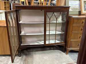 Mahogany bow-front display cabinet with shaped astragal doors - 2