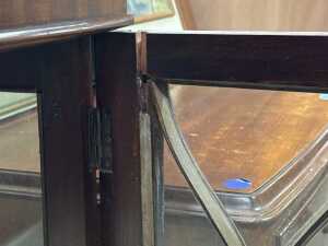 Mahogany bow-front display cabinet with shaped astragal doors - 5
